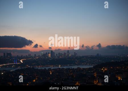 Istanbul paysage urbain sous les nuages Banque D'Images