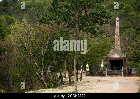 Architecture de crématoire ou pyre funéraire bâtiment de style thaïlandais sur la montagne en plein air dans la forêt de Wat Khao Sung Chaem temple de Fa sur Khao Sam SIP Hap montagne Banque D'Images