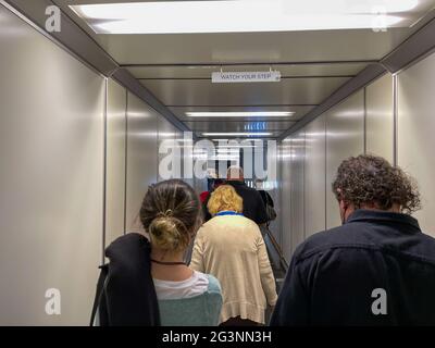 Sanford, FL États-Unis - 13 mai 2021 : personnes attendant dans la jetée de monter à bord d'un avion Allegiant à l'aéroport international de Sanford, en Floride Banque D'Images