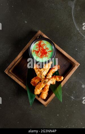 Crevettes tigrées tempura avec mayonnaise au wasabi Banque D'Images