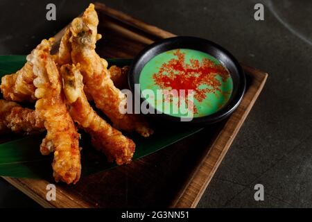 Crevettes tigrées tempura avec mayonnaise au wasabi Banque D'Images