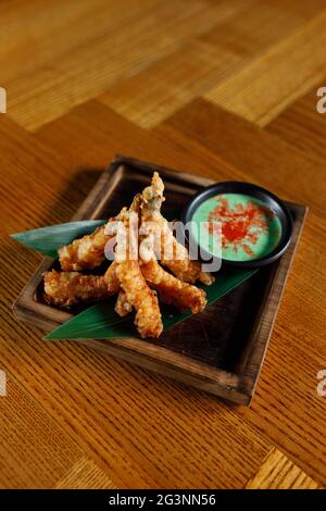 Crevettes tigrées tempura avec mayonnaise au wasabi Banque D'Images