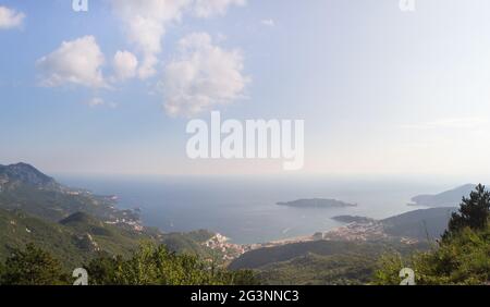 Paysage panoramique de la côte d'azur de Budva au Monténégro en soirée. Banque D'Images