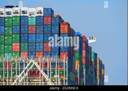 Le pilote et le capitaine sur l'aile du pont du navire à conteneurs CMA CGM Christophe Colomb au départ du port de Southampton - mars 2012. Banque D'Images