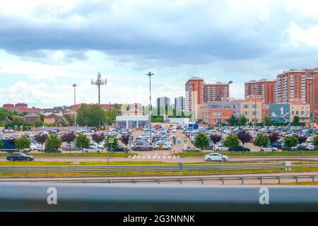 Krasnodar, Russie - 06.05.2021:Paysage urbain. Un parking près d'un centre commercial par une journée d'été nuageux. Banque D'Images