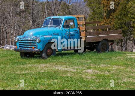 Rodgersville, Tennessee, États-Unis - 20 mars 2021 : un vieux camion de ferme est stationné sur la propriété. Banque D'Images