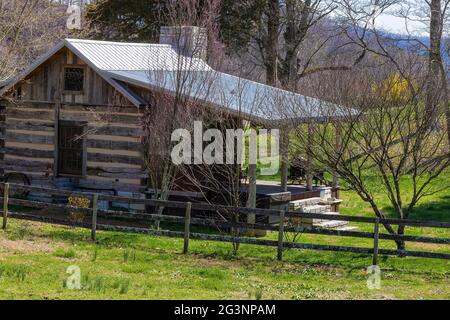 Rodgersville, Tennessee, États-Unis - 20 mars 2021 : ancienne cabane en rondins pour les clients à Amiss Mill. Banque D'Images