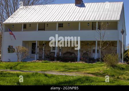 Rodgersville, Tennessee, États-Unis - 20 mars 2021 : la moitié inférieure de cette maison est faite de roche et est la maison originale construite par le propriétaire de l'époque, Tomas Amis Banque D'Images