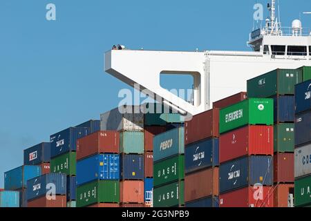 Un pilote et un capitaine sur l'aile du pont du navire à conteneurs CMA CGM Kerguelen quittent le port de Southampton - octobre 2016. Banque D'Images