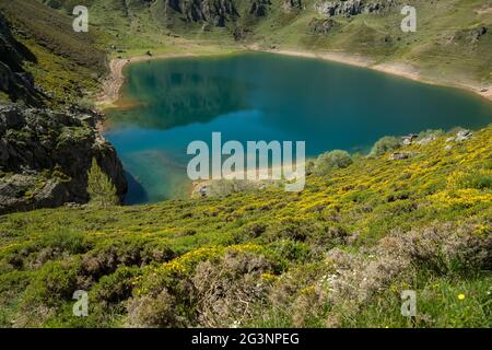 Lac de la Cueva et nature environnante. C'est l'un des lacs post-glaciaires de Saliencia dans le parc naturel de Somiedo Banque D'Images