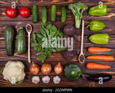 Différents légumes frais de ferme disposés. Divers légumes colorés Banque D'Images