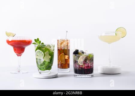 Classique et blackberry mojito, cocktail margarita avec citron vert sur la vie moderne encore avec podium sur fond blanc. Trois boissons fraîcheur d'été pour Banque D'Images