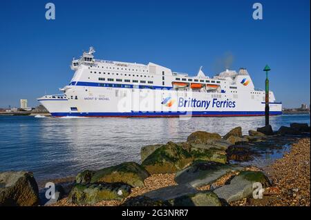 Vue depuis la plage du vieux Portsmouth de Bretagne ferry traversant le canal Mont Saint-Michel partant du port de Portsmouth au début de l'autre Banque D'Images