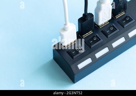 Concentrateur USB complet avec plusieurs ports usb pour les câbles en gros plan avec espace de copie Banque D'Images