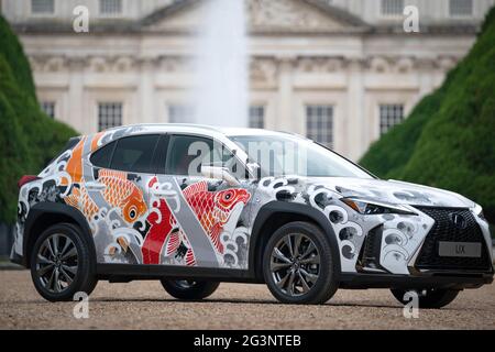 La première voiture à embout de tatouage au monde, un vus compact Lexus UX, dans le jardin est de Hampton court Palace, au sud-ouest de Londres, devant la foire artisanale de Hampton court Palace qui commence vendredi. L'artiste Claudia de Setre tattoo le capot UX avec 3 dessins sur mesure chaque jour. Date de la photo: Jeudi 17 juin 2021. Banque D'Images