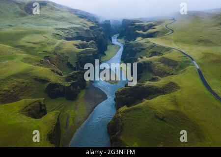 Vue aérienne de Fjadrargljufur Volcanic Canyon Islande par mauvais temps couvert Banque D'Images