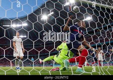 Munich, Allemagne. 15 juin 2021. Football: Championnat d'Europe, France - Allemagne, tour préliminaire, Groupe F, 1er match dans l'EM Arena Munich. Le Mats Hummels d'Allemagne est sur le terrain après son propre but. Credit: Federico Gambarini/dpa/Alay Live News Banque D'Images