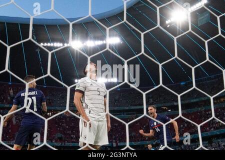 Munich, Allemagne. 15 juin 2021. Football: Championnat d'Europe, France - Allemagne, tour préliminaire, Groupe F, 1er match dans l'EM Arena Munich. Le Mats Hummels d'Allemagne est sur le terrain après son propre but. Credit: Federico Gambarini/dpa/Alay Live News Banque D'Images