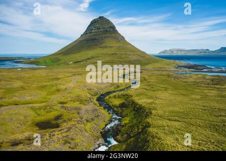 Vue aérienne du paysage de montagne et de la rivière Kirkjufell en Islande Banque D'Images