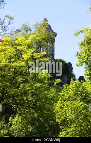 PARIS (75). 19E, PARC DES BUTTES-CHAUMONT, VUE SUR LE TEMPLE DE SIBYLLE Banque D'Images