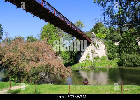 PARIS (75). 19E, PARC DES BUTTES-CHAUMONT, PORTE SUSPENDUE Banque D'Images