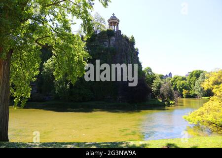 PARIS(75) . PARC DES BUTTES-CHAUMONT, INAUGURÉ POUR L'EXPOSITION UNIVERSELLE DE 1867 DANS LE SECOND EMPIRE PAR LE PRÉFET GEORGES HAUSSMAN Banque D'Images