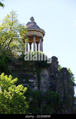 PARIS (75). 19E, PARC DES BUTTES-CHAUMONT, VUE SUR LE TEMPLE DE SIBYLLE Banque D'Images