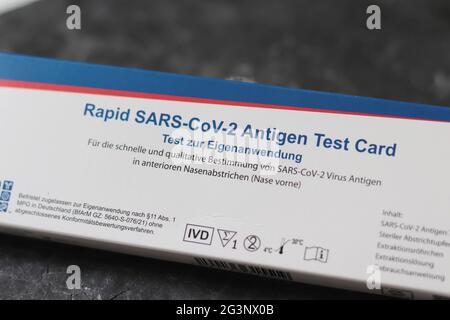 BERLIN, ALLEMAGNE - 15 juin 2021 : pack de carte de test Corona RAPID SARS-CoV-2 Antigen par MP Biomedicals Germany GmbH, auto-test Banque D'Images