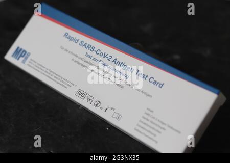 BERLIN, ALLEMAGNE - 15 juin 2021 : pack de carte de test Corona RAPID SARS-CoV-2 Antigen par MP Biomedicals Germany GmbH, auto-test Banque D'Images