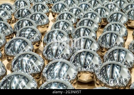 Yayoi Kusama's 'Narcisse Garden' à l'exposition 2018 Spaceshifters dans la Hayward Gallery, Londres, Royaume-Uni Banque D'Images