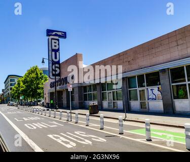 La gare routière Greyhound d'Oakland, Californie, États-Unis Banque D'Images