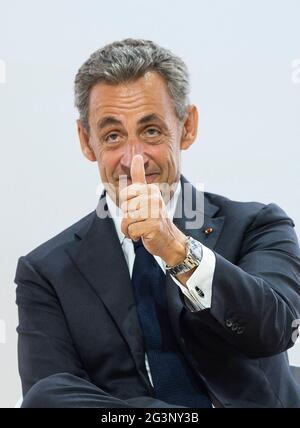 Photo du dossier - l'ancien président français Nicolas Sarkozy fait des gestes et s'adresse à la réunion d'été de l'association patronale française Medef au circuit hippique de Longchamp à Paris le 29 août 2019. - un an de prison, dont six mois ont été exigés contre l'ancien président Nicolas Sarkozy dans le cadre du procès de Bygmalion. Les procureurs, qui ont déposé un acte d’accusation d’une durée de plus de cinq heures, ont également exigé une amende de 3,750 euros contre Nicolas Sarkozy. L'ancien président était jugé pour financement illégal de la campagne présidentielle de 2012. Photo par Eliot Blondt/ABACAPRESS.COM Banque D'Images