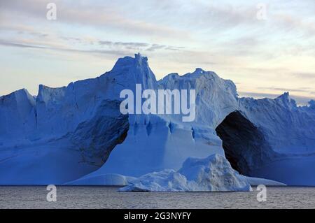 Iceberg gigantesque avec un trou, près d'Ilulissat Banque D'Images