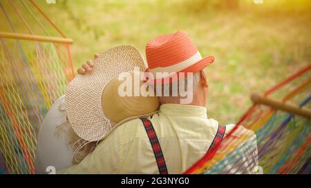 Le vieux couple est assis dans le hamac dans le jardin4 Banque D'Images