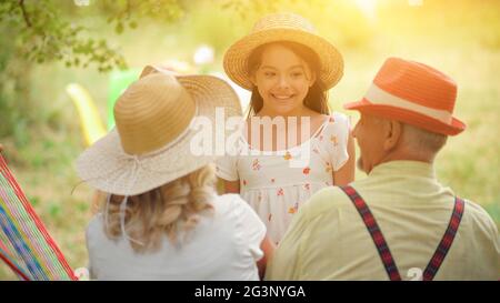 Le vieux couple est assis dans le hamac dans le jardin2 Banque D'Images