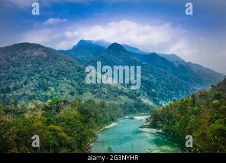 Un beau lac avec des collines et un ciel bleu en Inde Bhtan Boarder Banque D'Images