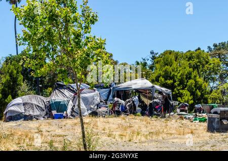 Un campement pour sans-abri à Oakland, Californie, États-Unis Banque D'Images