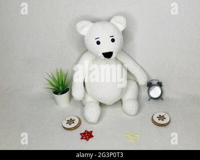 Jouet animal en crochet fait à la main - jouet en peluche Amigurumi - ours polaire Banque D'Images