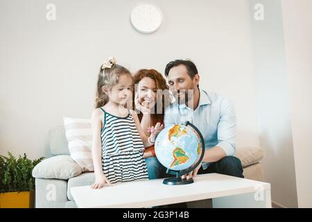 En cours d'aventure, mère, père et fille l'étude de monde. Banque D'Images