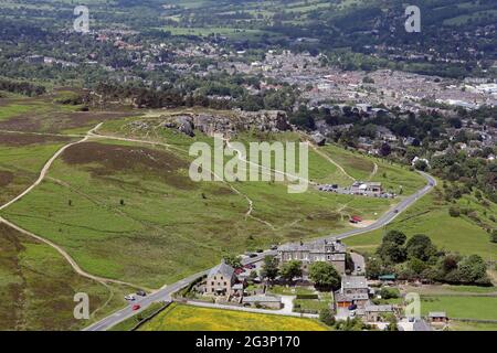 Vue aérienne sur les rochers Cow & Calf avec le pub Cow & Calf en premier plan et la ville d'Ilkley en arrière-plan Banque D'Images