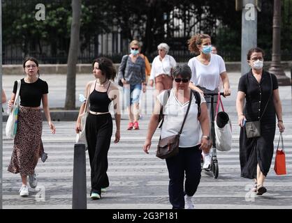 (210617) -- PARIS, le 17 juin 2021 (Xinhua) -- les gens marchent sur l'avenue des champs-Elysées à Paris, France, le 17 juin 2021. Le Premier ministre français Jean Castex a annoncé mercredi que les gens pourraient cesser de porter des masques à l'extérieur à partir de jeudi et que le couvre-feu de nuit sera également levé à partir de dimanche, les indicateurs COVID-19 du pays continuant à baisser. (Xinhua/Gao Jing) Banque D'Images
