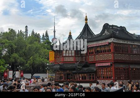 La maison de thé Huxinting dans la vieille ville de Shanghai, en Chine, à proximité des jardins Yu Yuan. Ce salon de thé chinois traditionnel est populaire auprès des touristes. Banque D'Images