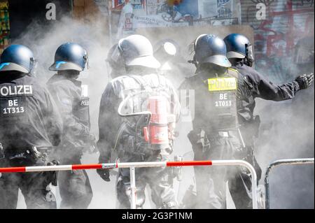 Berlin, Allemagne. 17 juin 2021. Test de protection incendie dans la Rigaer Strasse 94 à Berlin le 17 juillet 2021. La police a essayé d'entrer dans la maison avec un expert en protection contre l'incendie. Les portes sont sciées en morceaux et un extincteur est pulvérisé. Crédit : Tim Eckert/Alay Live News Banque D'Images