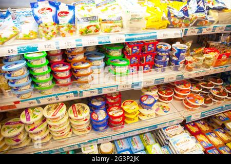 Kaliningrad, Russie - 18 novembre 2020 : fromage sur les étagères du supermarché russe local. Banque D'Images