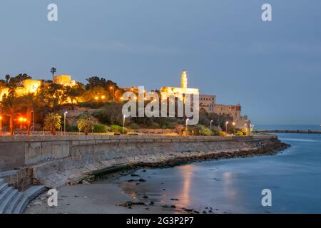 Vue sur la vieille ville de Jaffa à tel Aviv, Israël au crépuscule. Banque D'Images