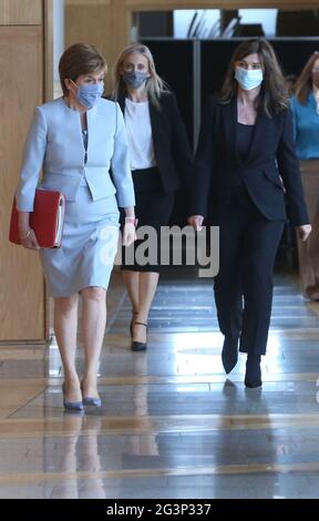 La première ministre Nicola Sturgeon (à gauche), Dorothy bain (à droite), avocate de lord (à droite) et Ruth Charteris (à droite), Solliciteur général de l'Écosse, lors de la nomination d'avocats au Parlement écossais à Holyrood, à Édimbourg. Date de la photo: Jeudi 17 juin 2021. Banque D'Images