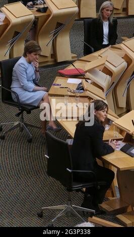 La première ministre Nicola Sturgeon (au centre), Dorothy bain (à droite), avocate de lord (à droite) et Ruth Charteris (au Québec), Solliciteur général de l'Écosse, lors de la nomination d'avocats au Parlement écossais à Holyrood, Édimbourg. Date de la photo: Jeudi 17 juin 2021. Banque D'Images