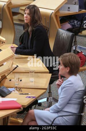 La première ministre Nicola Sturgeon (à droite) et Dorothy bain (QC) lord plaider à la nomination des avocats au Parlement écossais à Holyrood, Édimbourg. Date de la photo: Jeudi 17 juin 2021. Banque D'Images