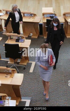 Le premier ministre Nicola Sturgeon, Dorothy bain, avocat de lord et Ruth Charteris, solliciteur général de l'Écosse, lors de la nomination d'avocats au Parlement écossais à Holyrood, Édimbourg. Date de la photo: Jeudi 17 juin 2021. Banque D'Images