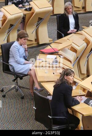 La première ministre Nicola Sturgeon (au centre), Dorothy bain (à droite), avocate de lord (à droite) et Ruth Charteris (au Québec), Solliciteur général de l'Écosse, lors de la nomination d'avocats au Parlement écossais à Holyrood, Édimbourg. Date de la photo: Jeudi 17 juin 2021. Banque D'Images